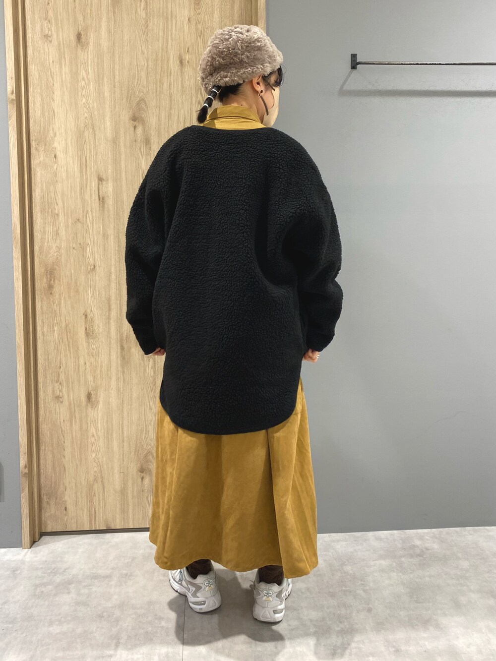 ベージュ系のシャツワンピース、ブラック系のジャケット/アウター、ホワイト系のスニーカーを着用したレディースの秋コーディネートの3枚目の写真