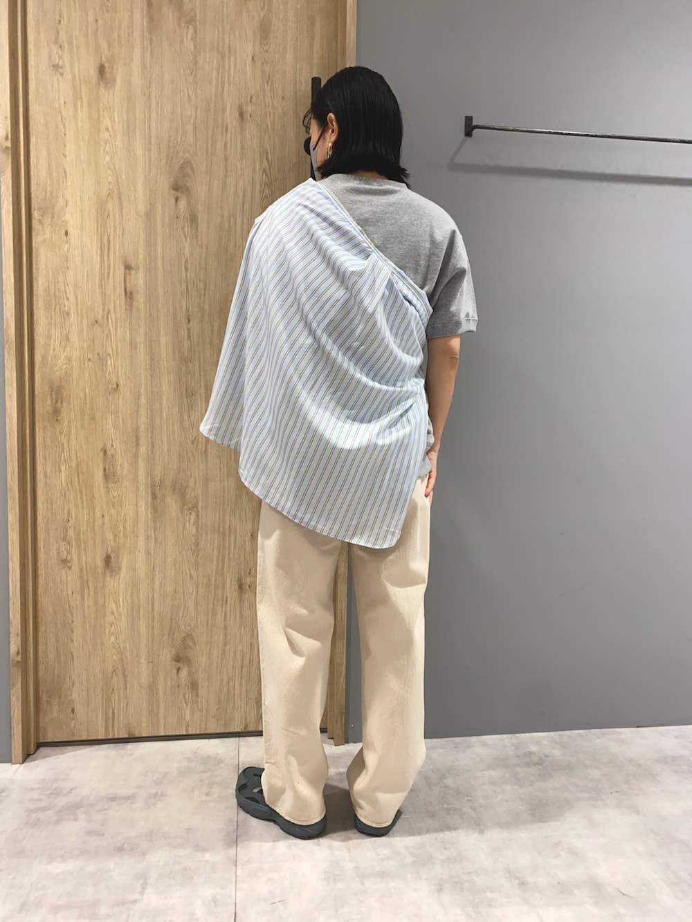 グレー系のTシャツ/カットソー、ブルー系のシャツ/ブラウス、ホワイト系のデニムパンツを着用したレディースの春コーディネートの3枚目の写真