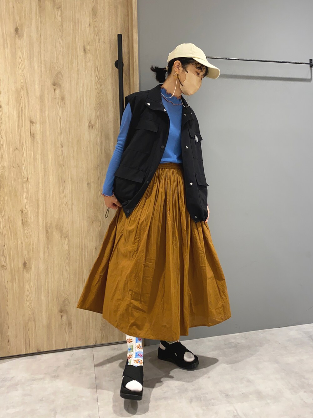 「メランクルージュ、MelanCleuge、Melan Cleuge リノアス八尾店、スカート、ママコーデ、ママファッション、ベスト、シアートップス、ブラウン、お仕事コーデ、カジュアルミックス、ベストコーデ」｜「CIAOPANIC TYPYのイニシャルワッペンキャップ（キャップ、ホワイト系）」を使った、Lisaさん（レディース・160cm）の夏コーディネートの2枚目の写真