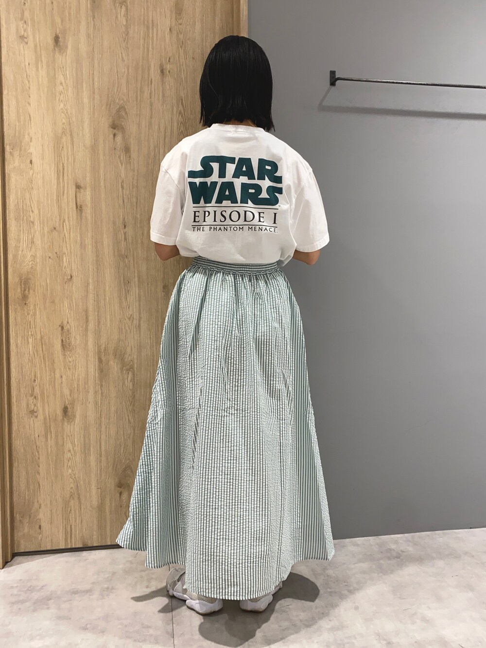 ホワイト系のTシャツ/カットソー、グリーン系のスカート、ブルー系のカーディガン/ボレロを着用したレディースの春コーディネートの3枚目の写真