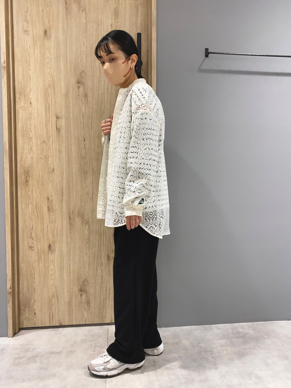 グリーン系のTシャツ/カットソー、ホワイト系のシャツ/ブラウス、ブラック系のパンツを着用したレディースの春コーディネートの2枚目の写真