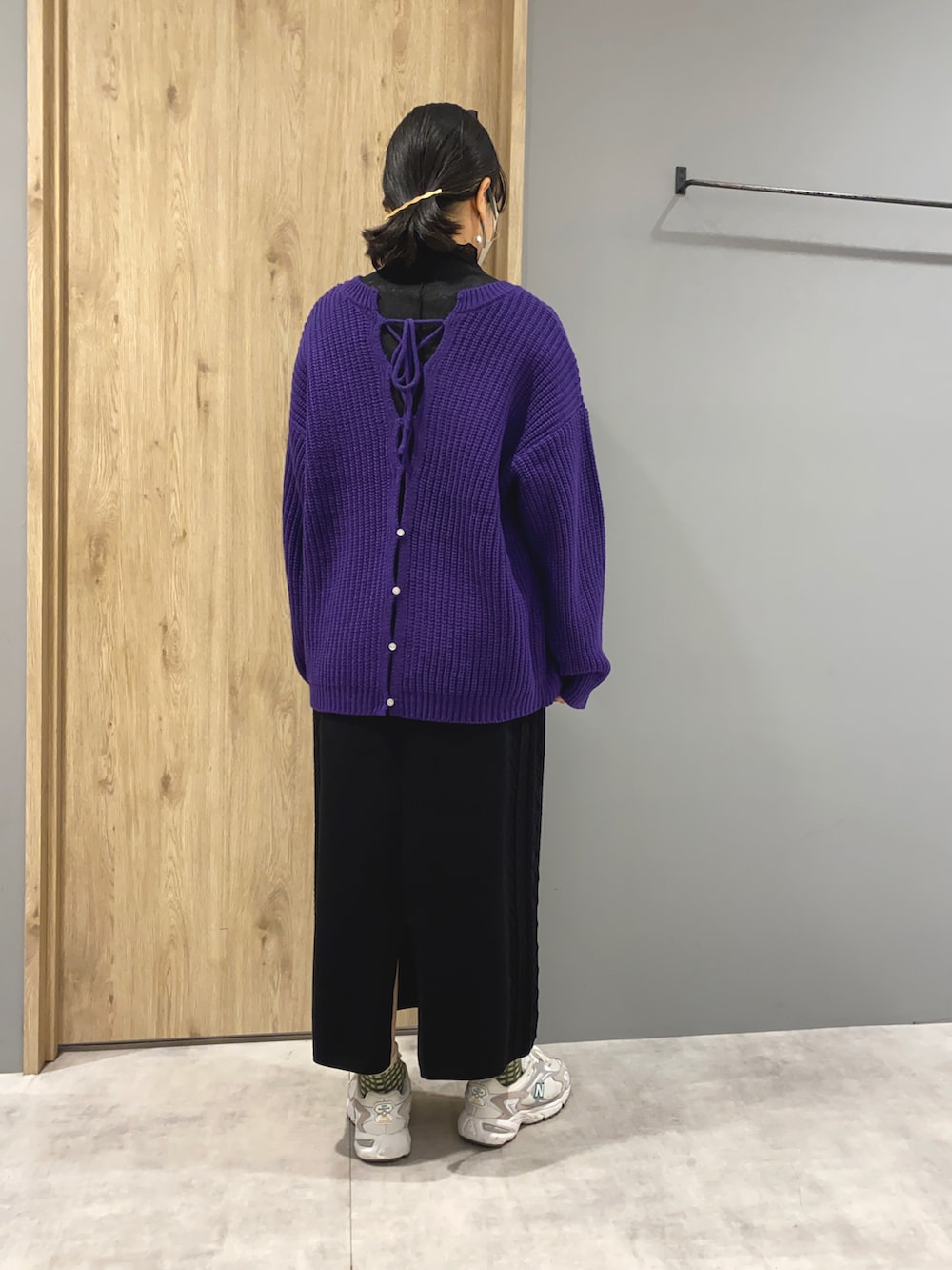 ホワイト系のスニーカー、ブラック系のスカート、パープル系のニット/セーターを着用したレディースの冬コーディネートの3枚目の写真