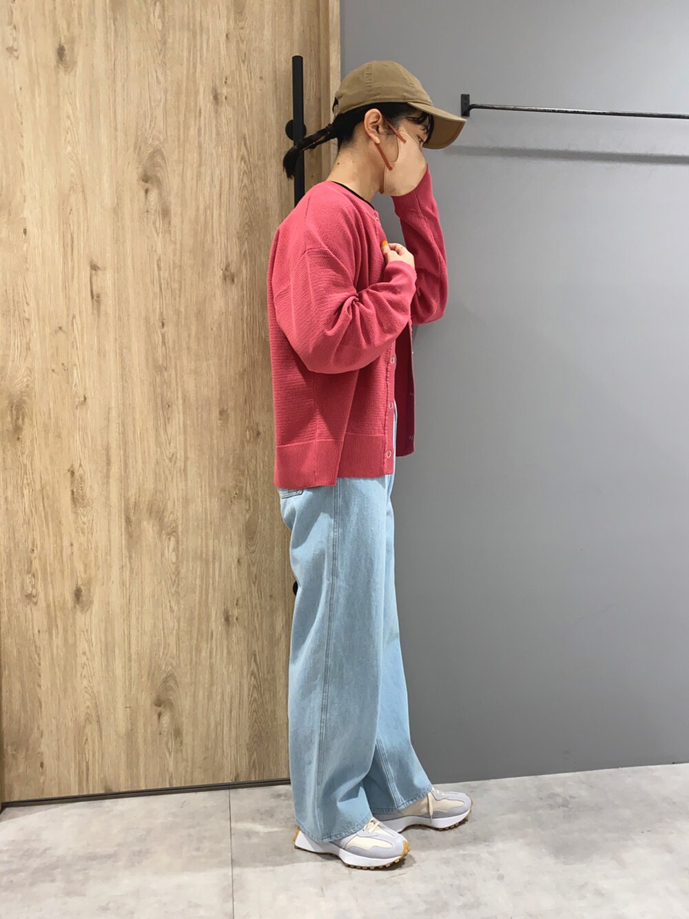 ブラック系のTシャツ/カットソー、ピンク系のカーディガン/ボレロ、ブルー系のデニムパンツを着用したレディースの春コーディネートの2枚目の写真