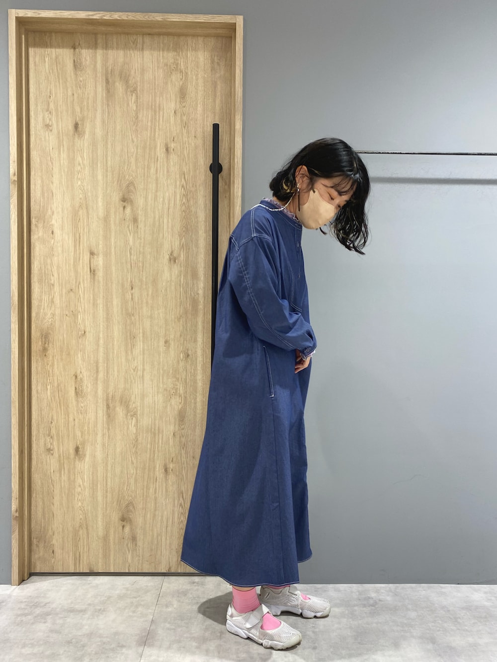 「メランクルージュ、MelanCleuge、Melan Cleuge リノアス八尾店、デニムワンピース、デニムシャツワンピース、デニム、差し色、シアートップス、メロートップス、ワンピース、ワンピース×スニーカー、ピンクソックス、ママコーデ、ママファッション、30代」｜「NIKEのNIKE WOMENS AIR RIFT BR 848386-100（サンダル、ホワイト系）」を使った、Lisaさん（レディース・160cm）の夏コーディネートの2枚目の写真