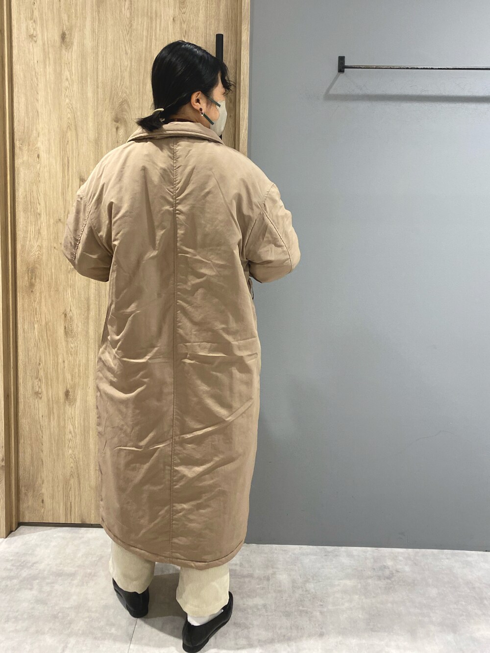 ホワイト系のニット/セーター、ホワイト系のパンツ、ブラック系のローファーを着用したレディースの冬コーディネートの3枚目の写真