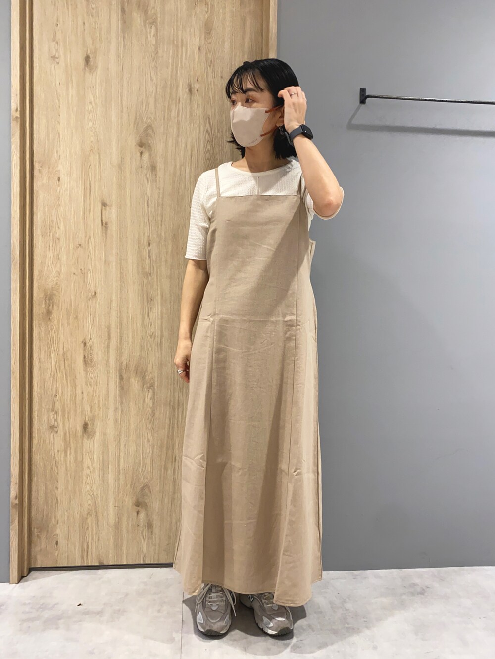 ベージュ系のワンピース、オレンジ系のカーディガン/ボレロ、ホワイト系のTシャツ/カットソーを着用したレディースの春コーディネートの3枚目の写真