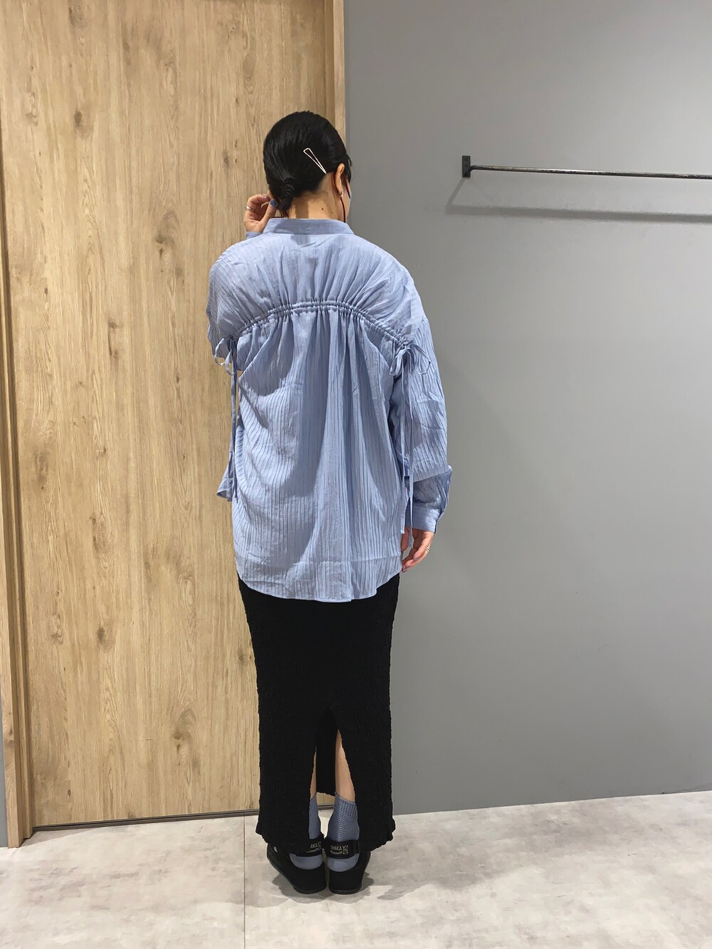 グレー系のTシャツ/カットソー、ブルー系のシャツ/ブラウス、ブラック系のスカートを着用したレディースの春コーディネートの3枚目の写真