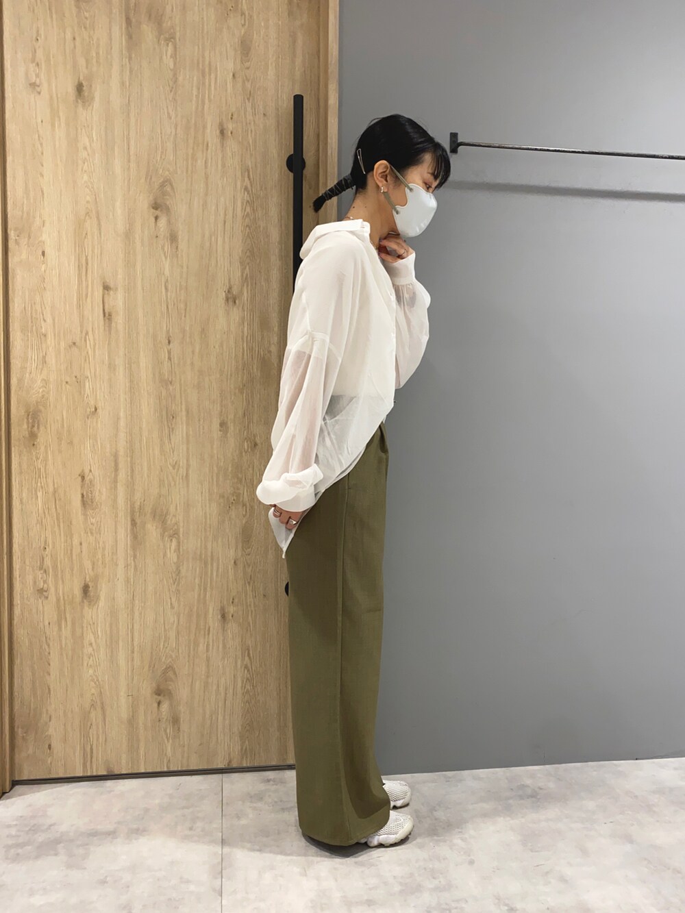 ホワイト系のシャツ/ブラウス、ホワイト系のTシャツ/カットソー、グリーン系のスラックスを着用したレディースの春コーディネートの2枚目の写真