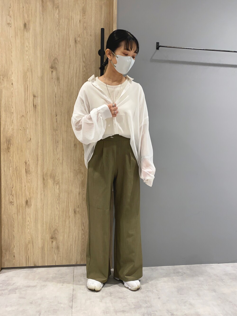 ホワイト系のシャツ/ブラウス、ホワイト系のTシャツ/カットソー、グリーン系のスラックスを着用したレディースの春コーディネートの4枚目の写真