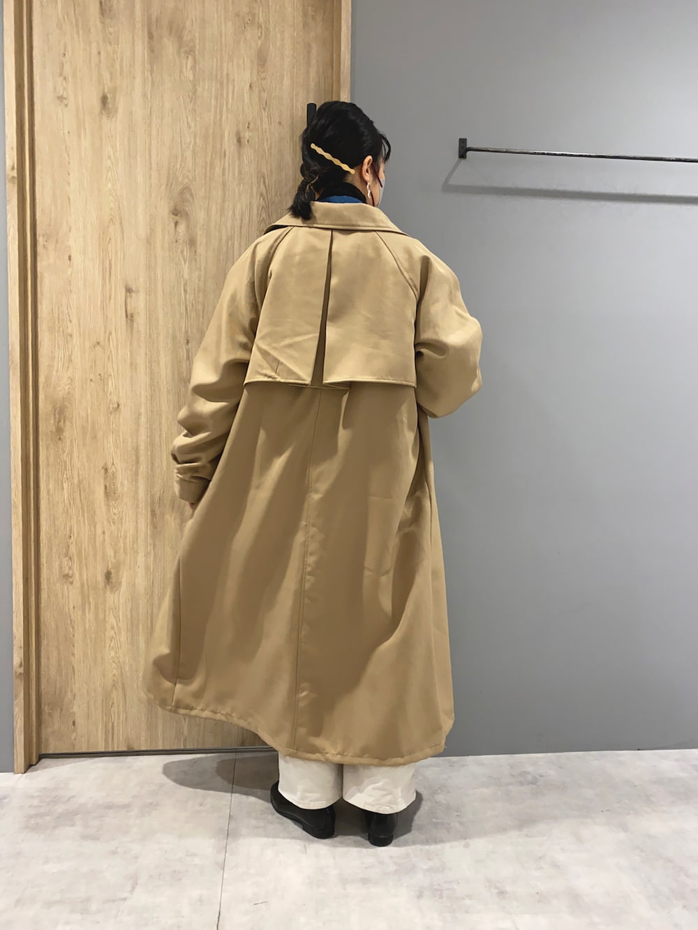 ブルー系のデニムジャケット、ベージュ系のトレンチコート、ホワイト系のその他パンツを着用したレディースの冬コーディネートの3枚目の写真