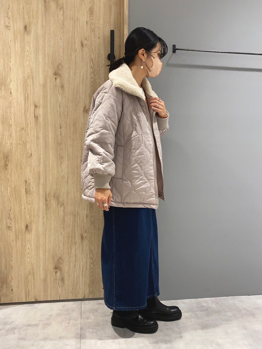 ブルー系のデニムスカート、ホワイト系のジャケット/アウター、オレンジ系のカーディガン/ボレロを着用したレディースの秋コーディネートの2枚目の写真