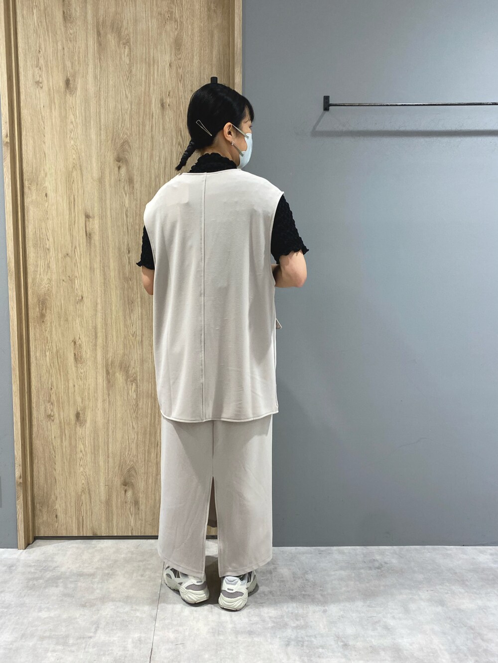 ホワイト系のスニーカー、ホワイト系のスカート、ホワイト系のベストを着用したレディースの春コーディネートの3枚目の写真