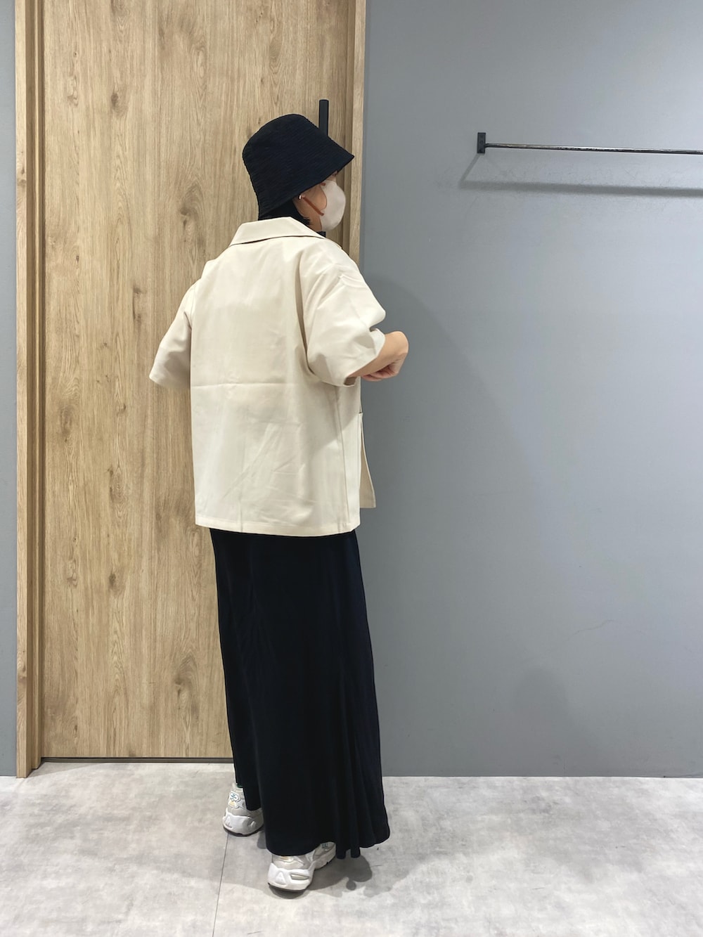 ホワイト系のTシャツ/カットソー、ホワイト系のジャケット/アウター、ブラック系のスカートを着用したレディースの春コーディネートの2枚目の写真