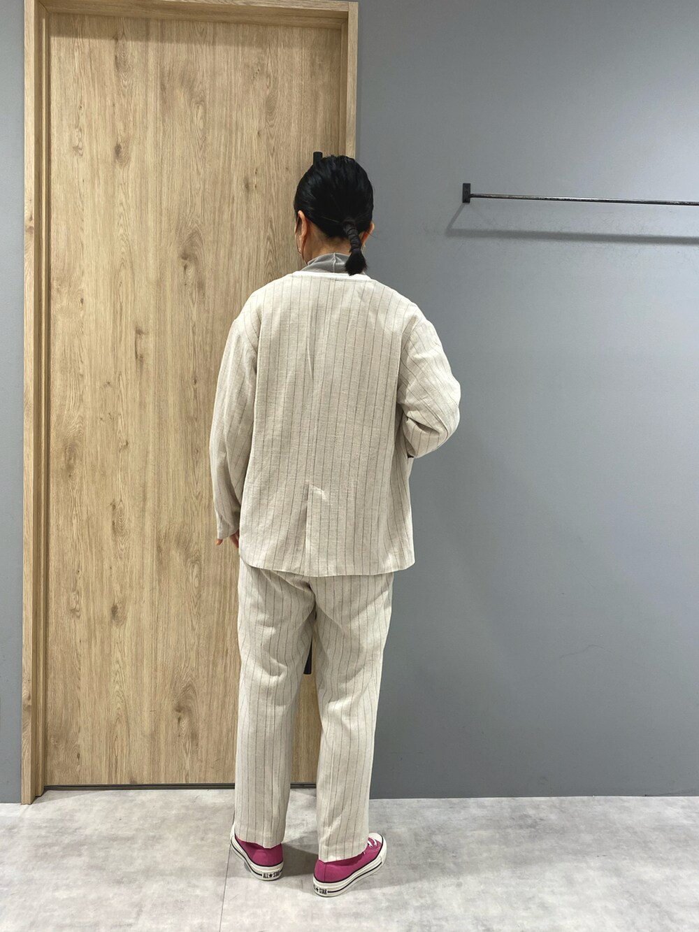 ホワイト系のノーカラージャケット、ホワイト系のTシャツ/カットソー、ホワイト系のスラックスを着用したレディースの冬コーディネートの3枚目の写真