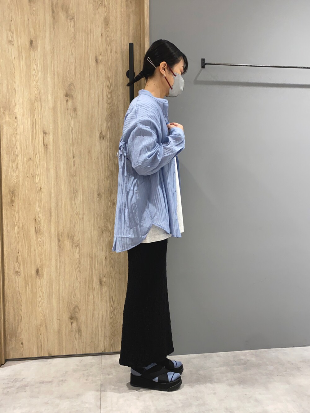 グレー系のTシャツ/カットソー、ブルー系のシャツ/ブラウス、ブラック系のスカートを着用したレディースの春コーディネートの2枚目の写真