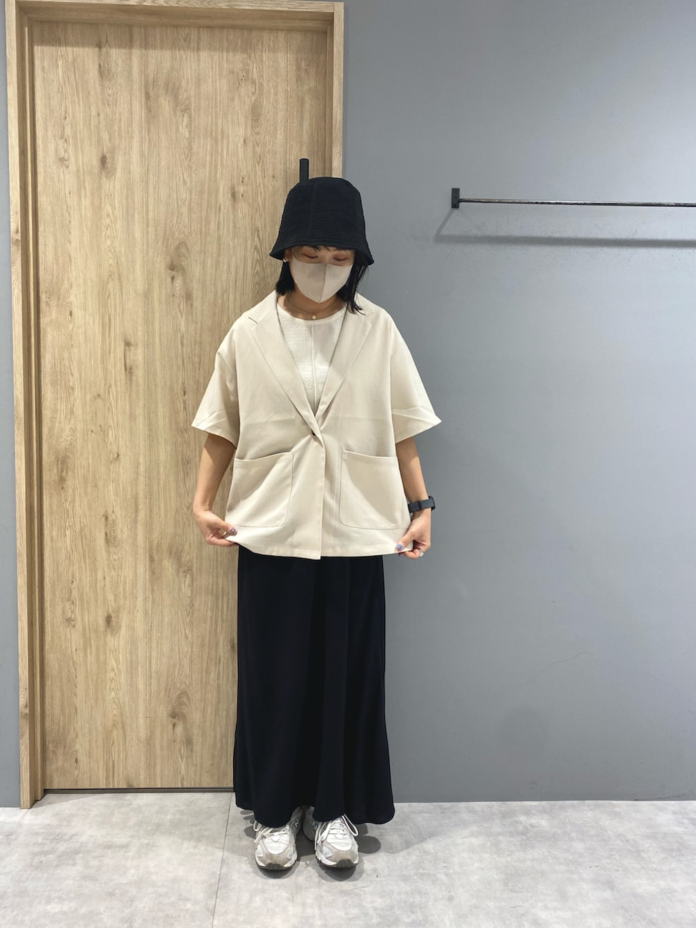 ホワイト系のTシャツ/カットソー、ホワイト系のジャケット/アウター、ブラック系のスカートを着用したレディースの春コーディネートの3枚目の写真