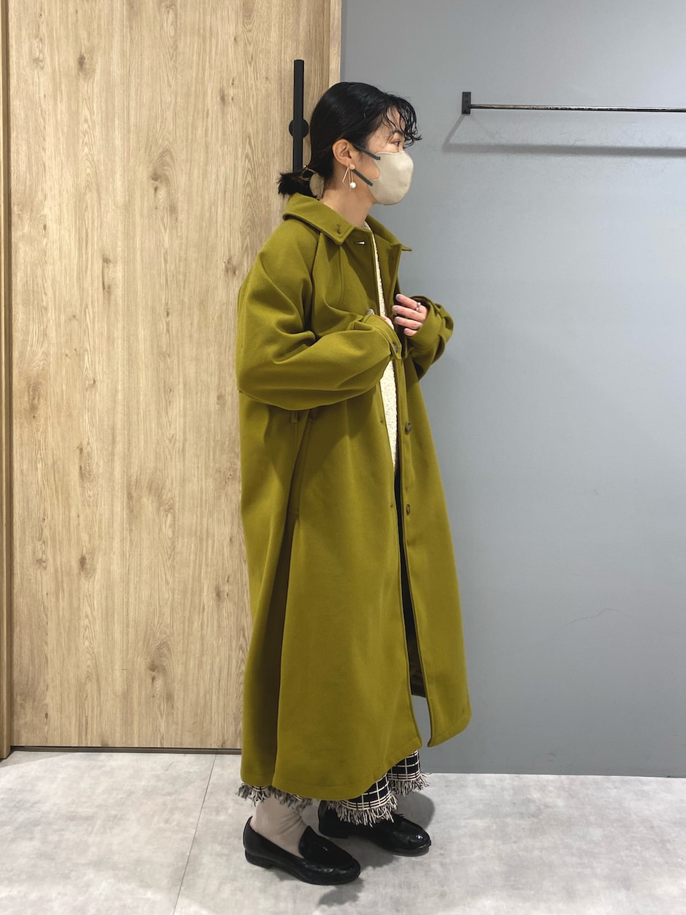 グリーン系のジャケット/アウター、グリーン系のジャケット/アウター、ホワイト系のニット/セーターを着用したレディースの冬コーディネートの3枚目の写真