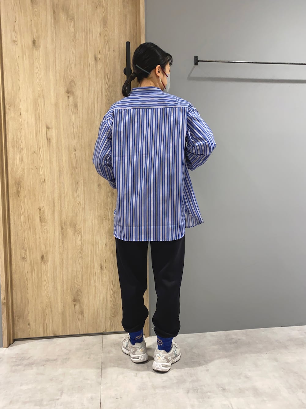 ホワイト系のTシャツ/カットソー、ブルー系のシャツ/ブラウス、ブラック系のパンツを着用したレディースの冬コーディネートの3枚目の写真