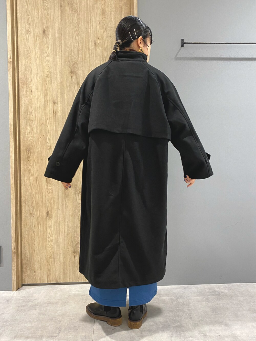 ホワイト系のニット/セーター、ブラック系のジャケット/アウター、ブルー系のスカートを着用したレディースの秋コーディネートの3枚目の写真