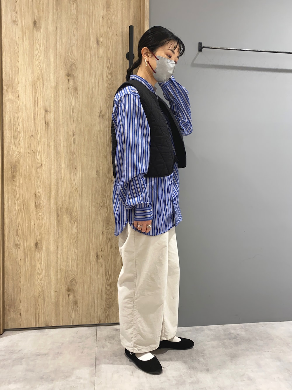 ブルー系のシャツ/ブラウス、ブラック系のベスト、ホワイト系のその他パンツを着用したレディースの冬コーディネートの2枚目の写真