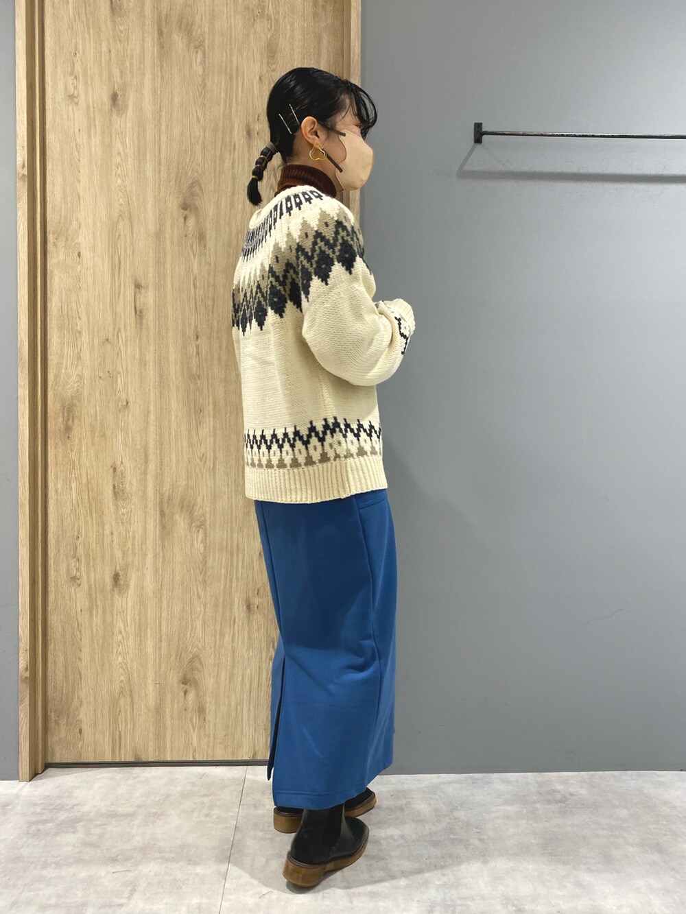 ホワイト系のニット/セーター、ブラック系のジャケット/アウター、ブルー系のスカートを着用したレディースの秋コーディネートの5枚目の写真