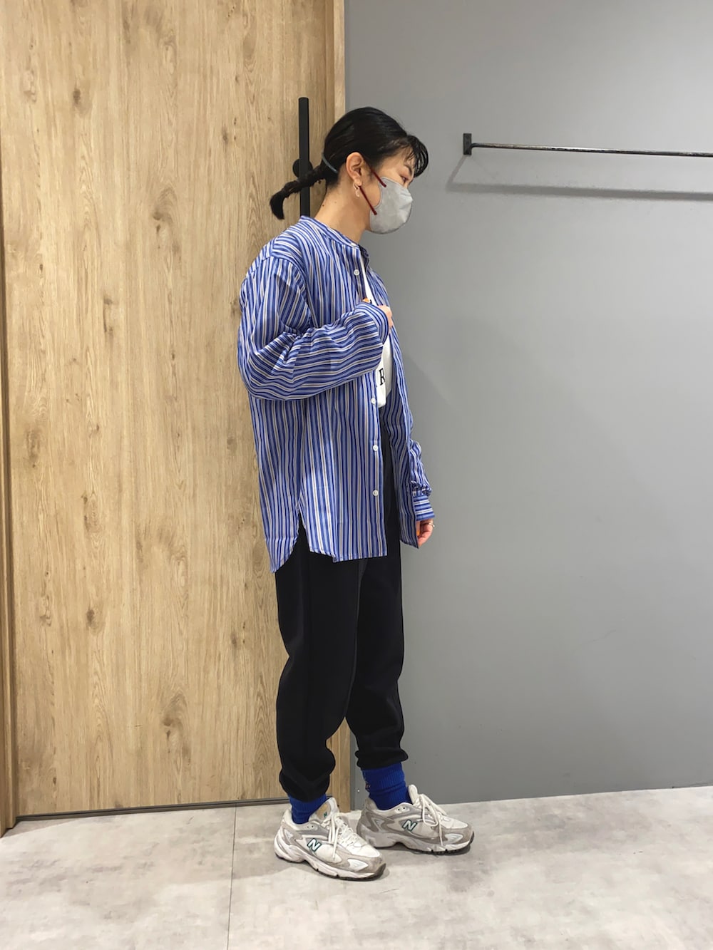 ホワイト系のTシャツ/カットソー、ブルー系のシャツ/ブラウス、ブラック系のパンツを着用したレディースの冬コーディネートの2枚目の写真