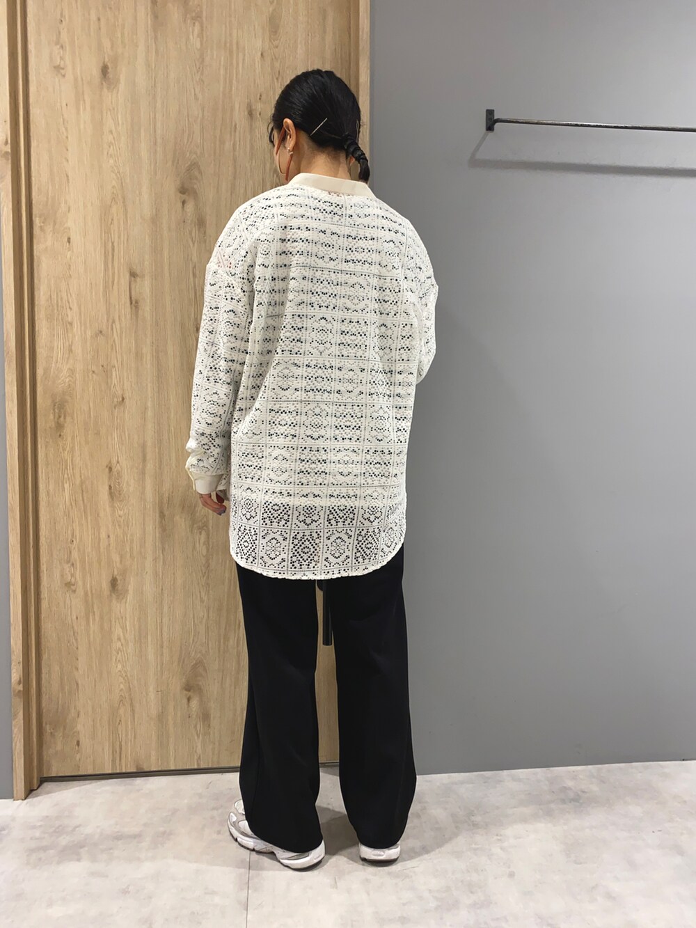 グリーン系のTシャツ/カットソー、ホワイト系のシャツ/ブラウス、ブラック系のパンツを着用したレディースの春コーディネートの3枚目の写真