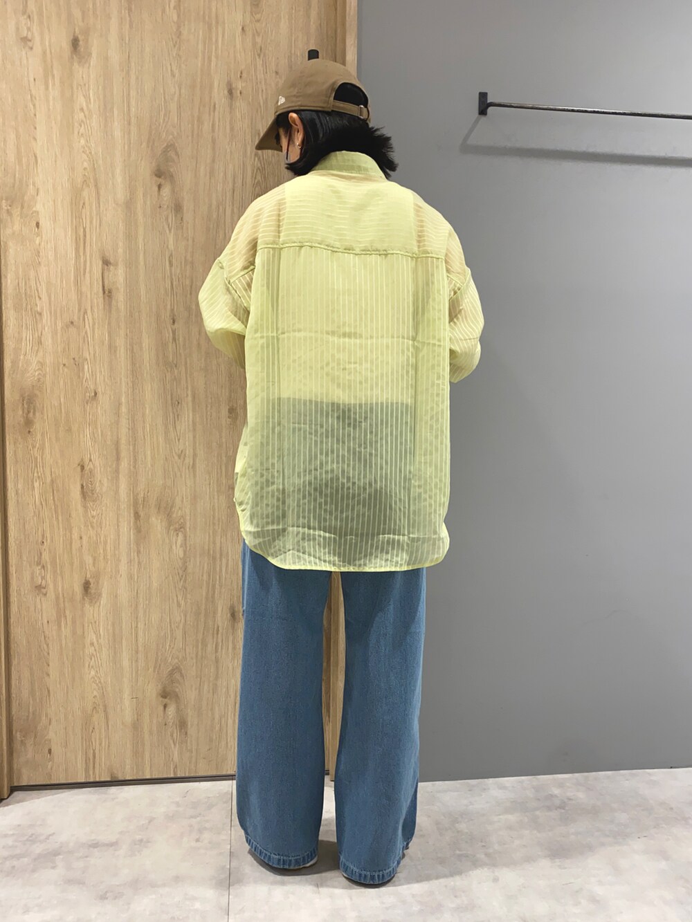 グリーン系のシャツ/ブラウス、ブルー系のデニムパンツ、ホワイト系のサンダルを着用したレディースの春コーディネートの3枚目の写真