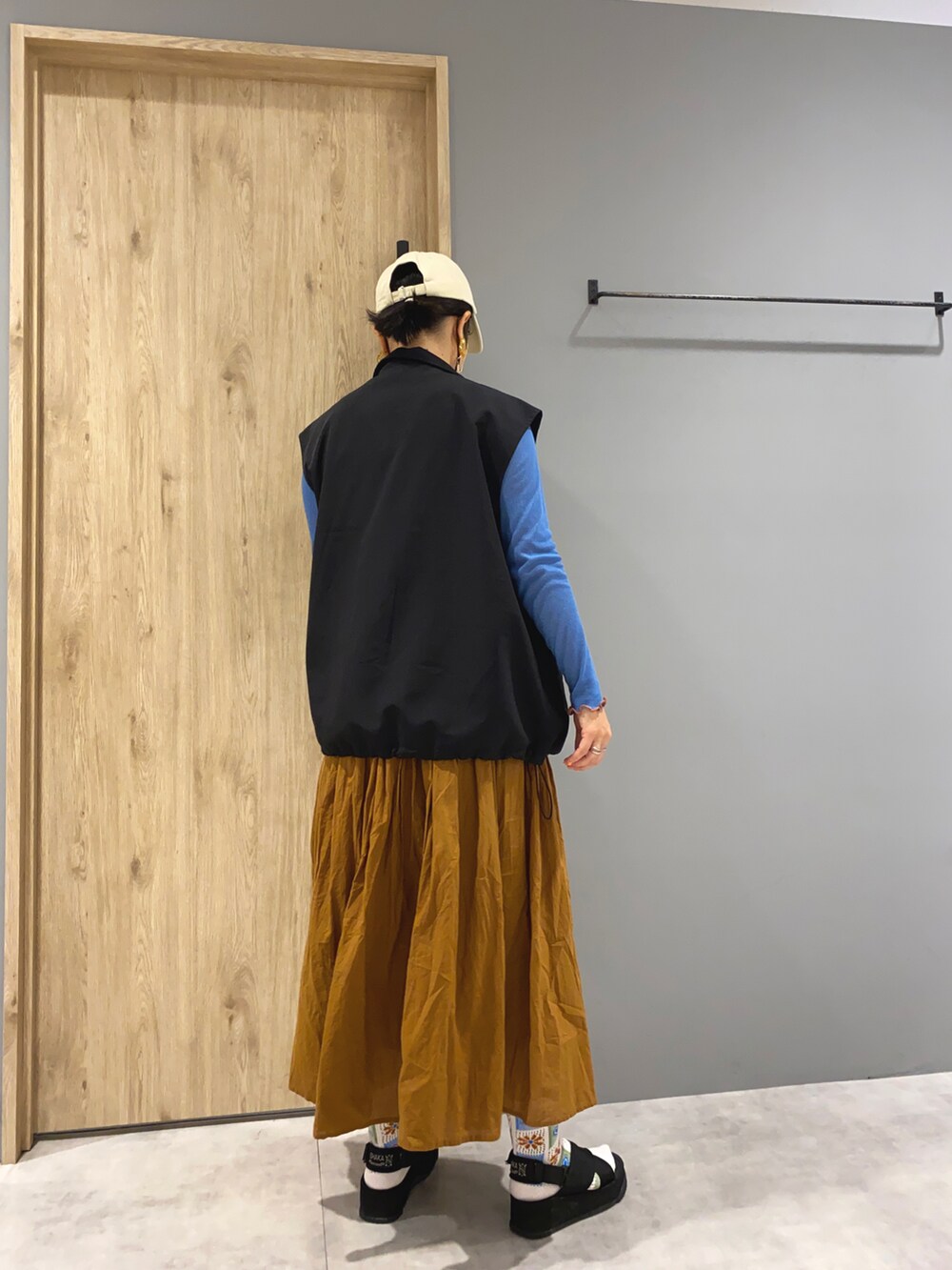 「メランクルージュ、MelanCleuge、Melan Cleuge リノアス八尾店、スカート、ママコーデ、ママファッション、ベスト、シアートップス、ブラウン、お仕事コーデ、カジュアルミックス、ベストコーデ」｜「CIAOPANIC TYPYのイニシャルワッペンキャップ（キャップ、ホワイト系）」を使った、Lisaさん（レディース・160cm）の夏コーディネートの3枚目の写真