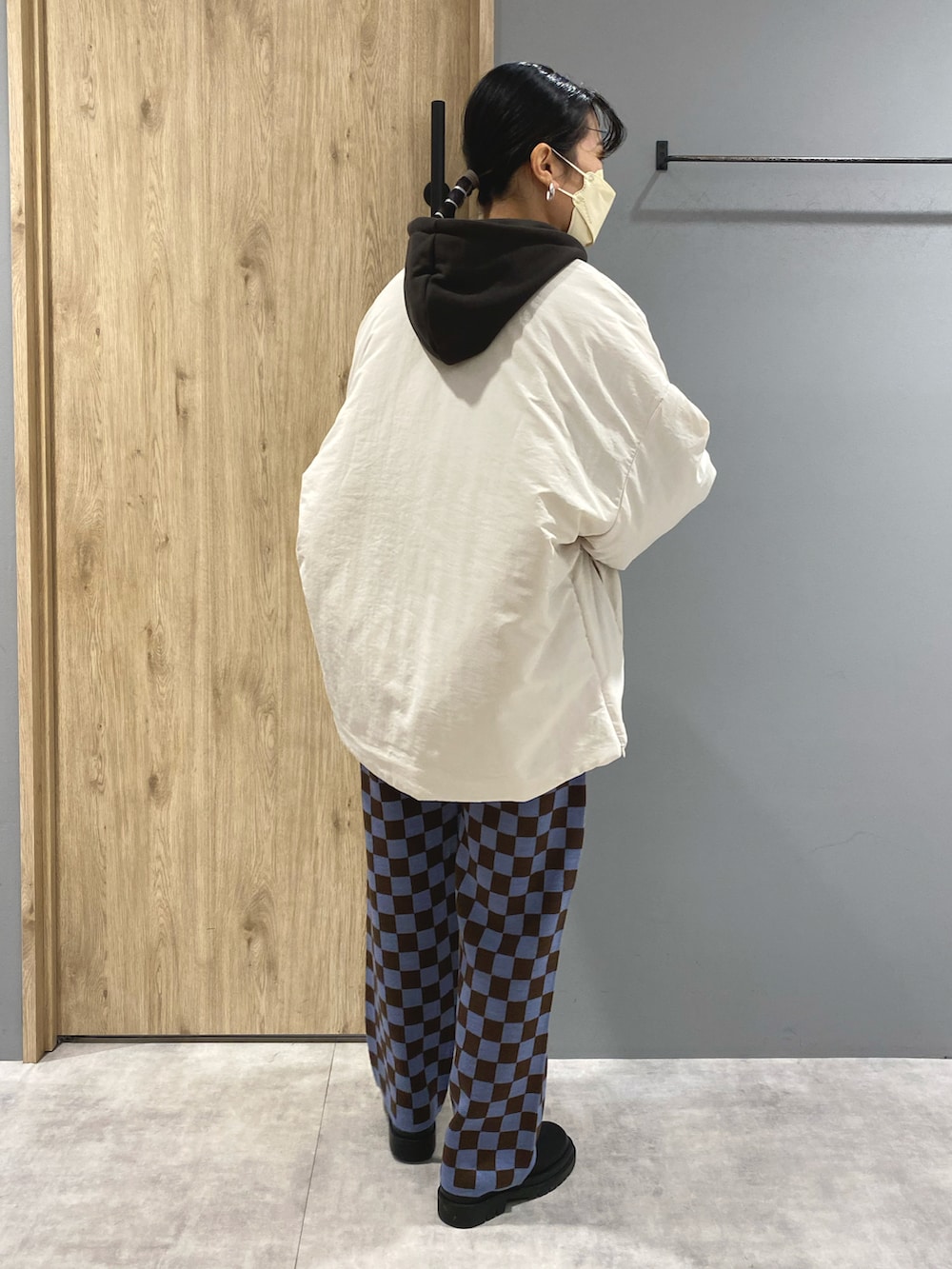 ホワイト系のジャケット/アウター、ブラック系のパーカー、ブルー系のパンツを着用したレディースの秋コーディネートの3枚目の写真