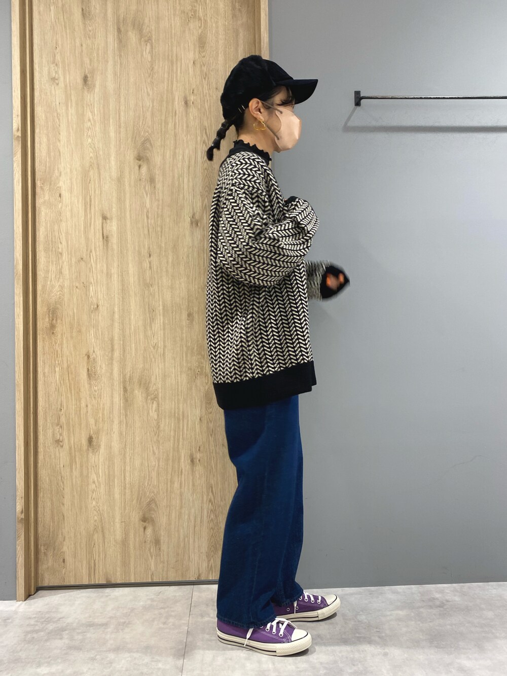 ブラック系のTシャツ/カットソー、ブラック系のカーディガン/ボレロ、ブルー系のデニムパンツを着用したレディースの秋コーディネートの3枚目の写真