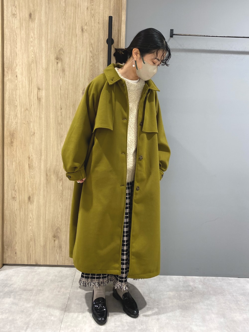 グリーン系のジャケット/アウター、グリーン系のジャケット/アウター、ホワイト系のニット/セーターを着用したレディースの冬コーディネートの2枚目の写真