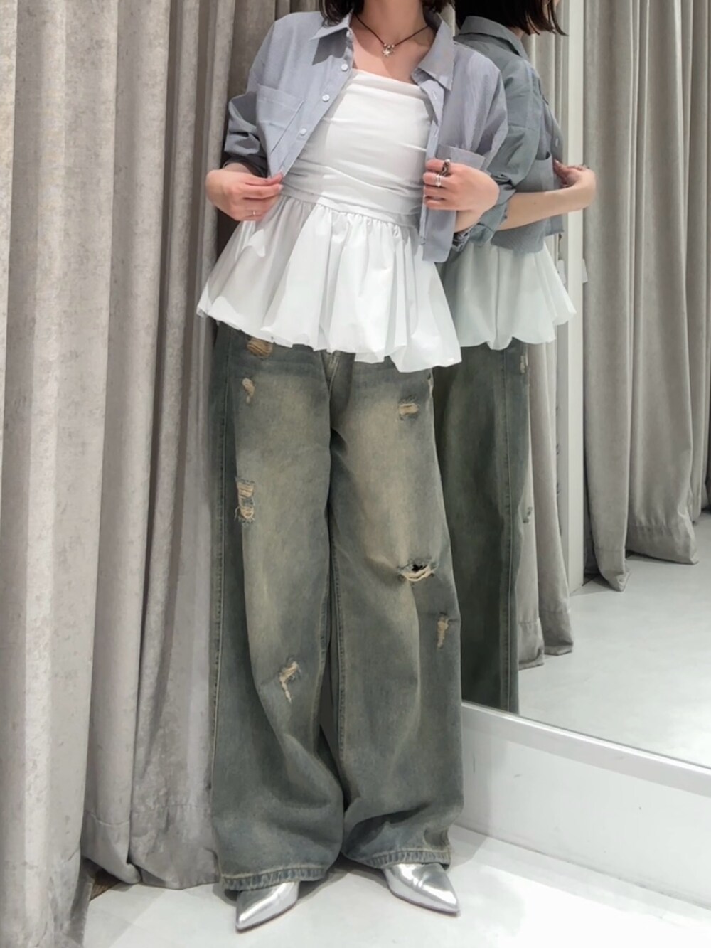 ブルー系のシャツ/ブラウス、ホワイト系のシャツ/ブラウス、ブルー系のデニムパンツを着用したレディースの夏コーディネートの2枚目の写真