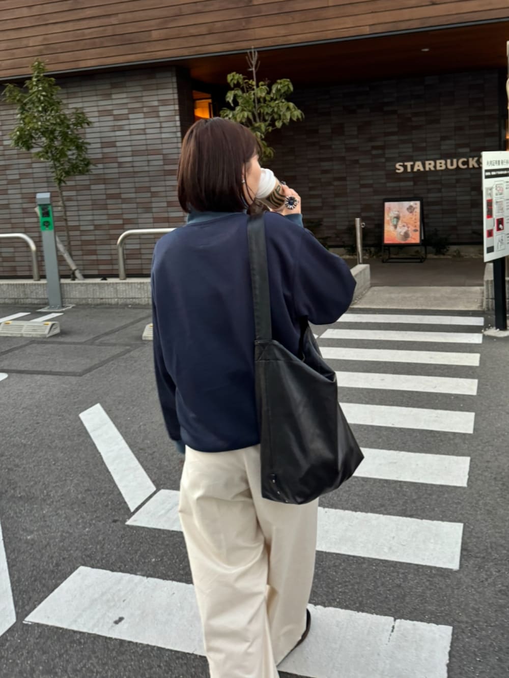 ブルー系のジャージ、ホワイト系のスラックス、ブラック系のスニーカーを着用したレディースの冬コーディネートの4枚目の写真