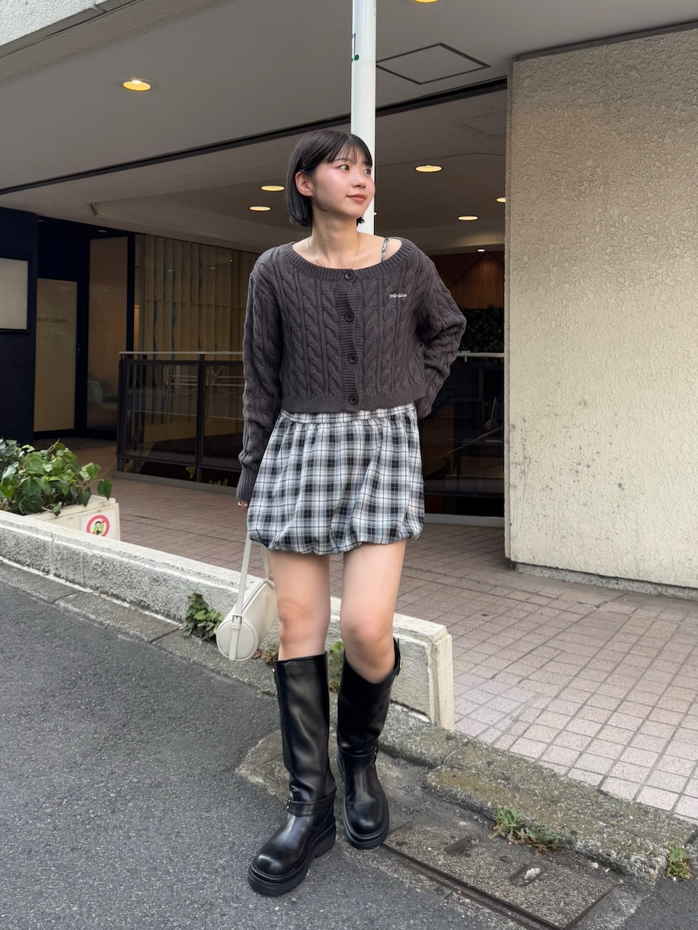 グレー系のカーディガン/ボレロ、ホワイト系のキャミソールを着用したレディースの秋コーディネートの2枚目の写真