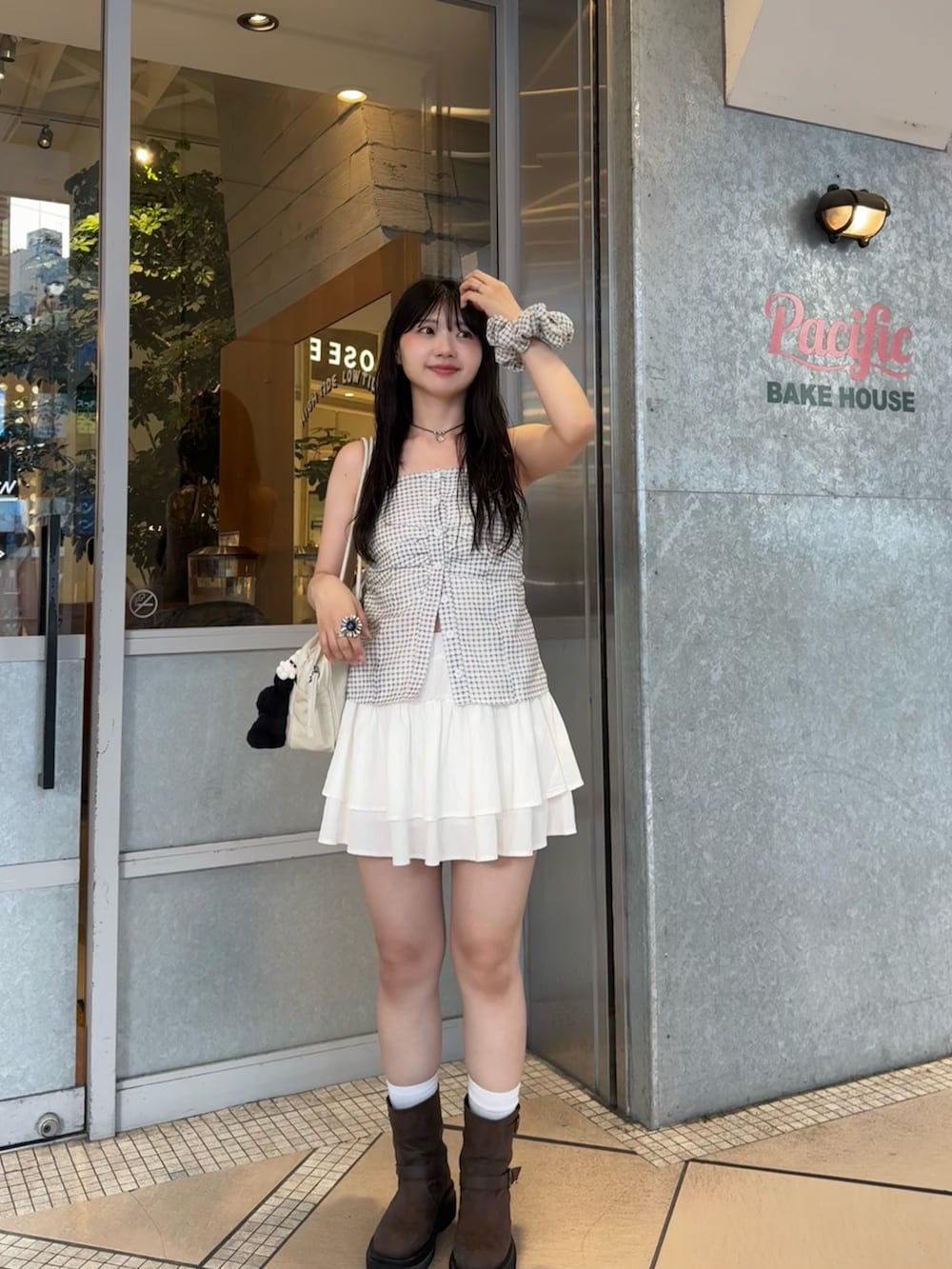 ホワイト系のシャツ/ブラウス、ホワイト系のスカートを着用したレディースの夏コーディネートの3枚目の写真