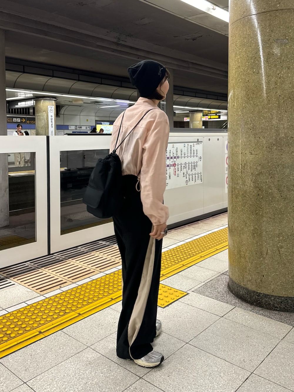 ブラック系のその他パンツ、ブラック系のバックパック/リュックを着用したレディースの春コーディネートの2枚目の写真