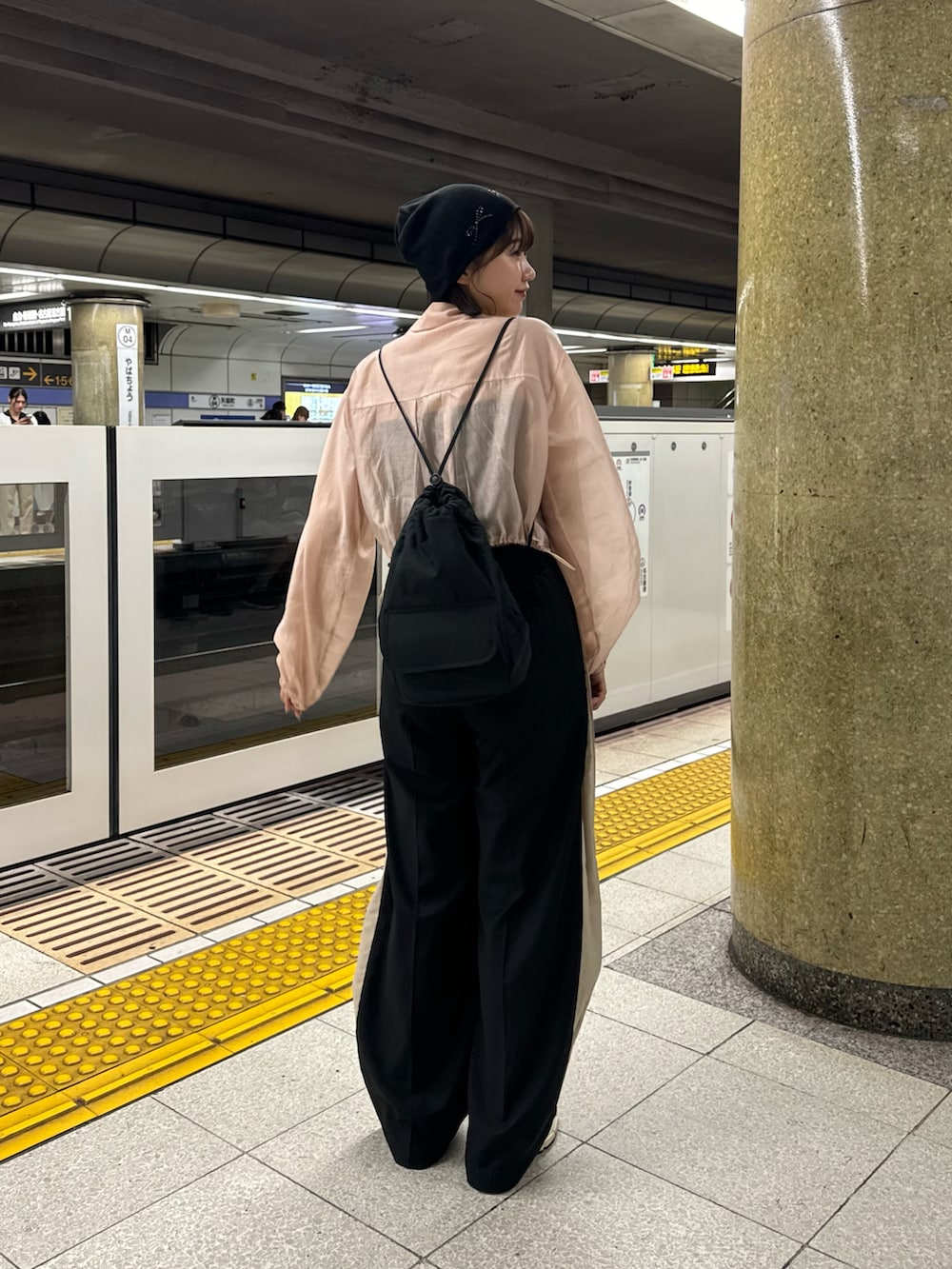 ブラック系のその他パンツ、ブラック系のバックパック/リュックを着用したレディースの春コーディネートの3枚目の写真