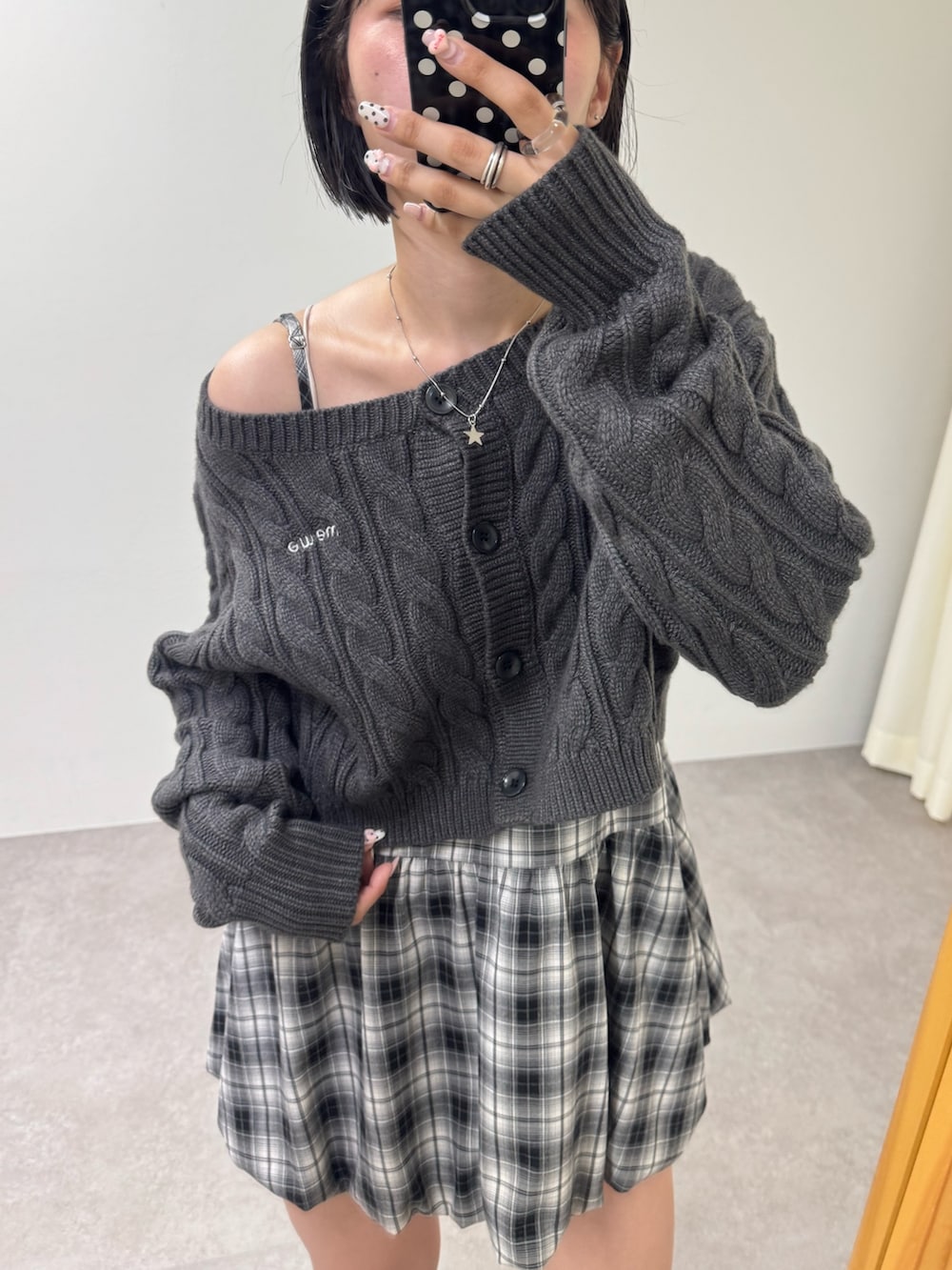 グレー系のカーディガン/ボレロ、ホワイト系のキャミソールを着用したレディースの秋コーディネートの3枚目の写真