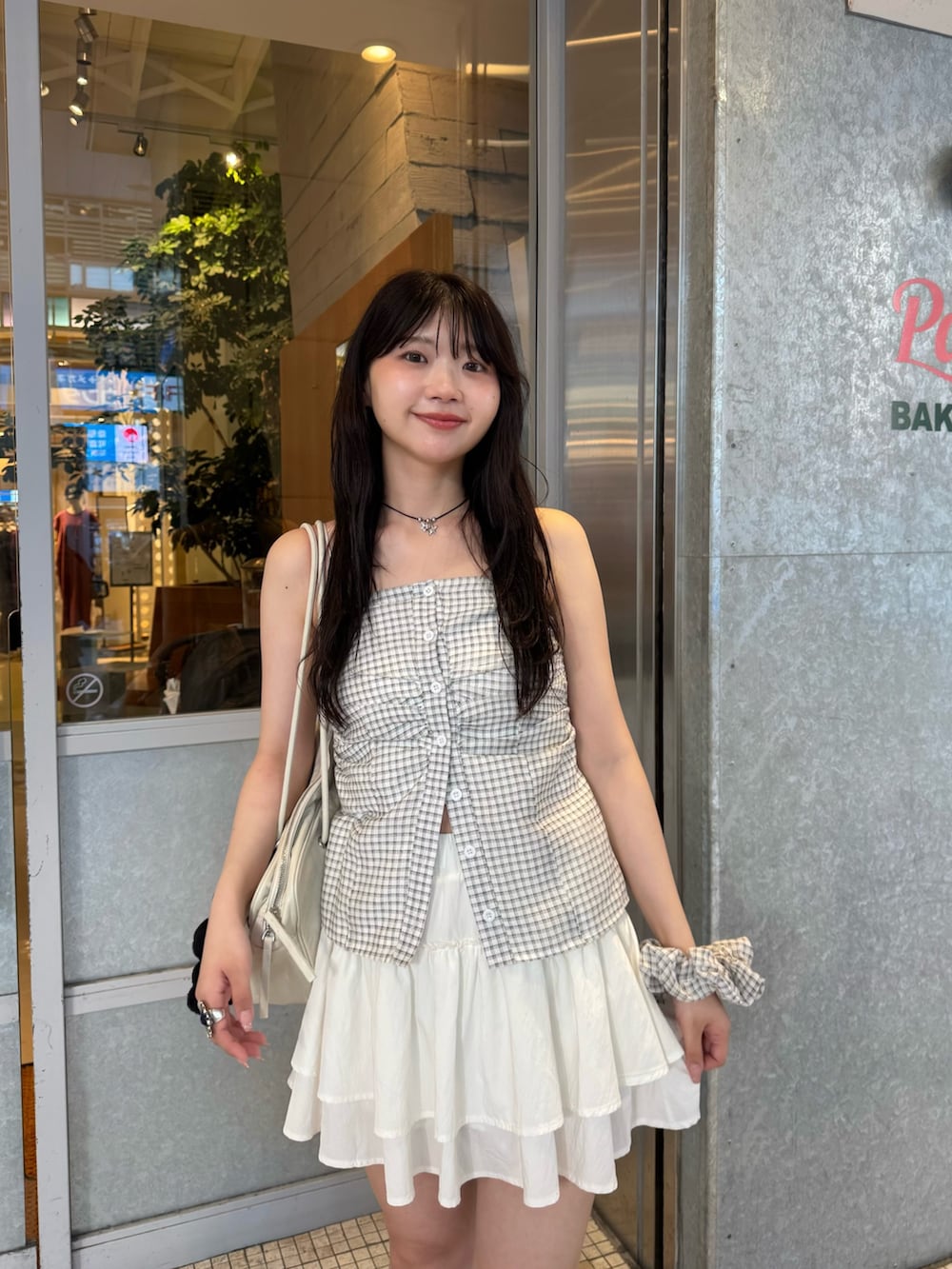 ホワイト系のシャツ/ブラウス、ホワイト系のスカートを着用したレディースの夏コーディネートの2枚目の写真