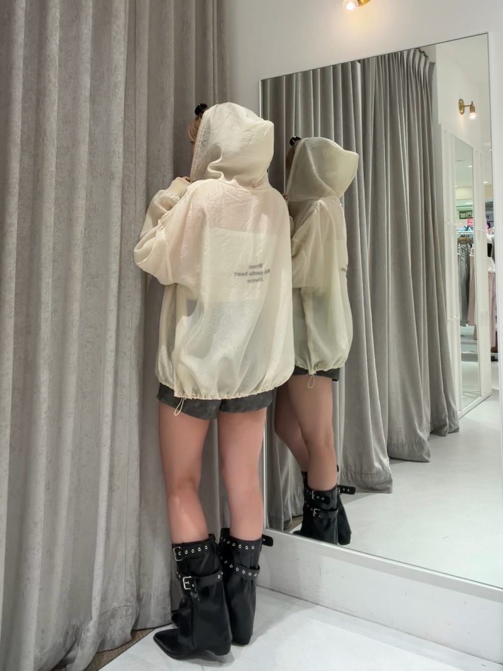 ホワイト系のシャツ/ブラウス、グレー系のその他パンツ、ブラック系のブーツを着用したレディースの夏コーディネートの3枚目の写真