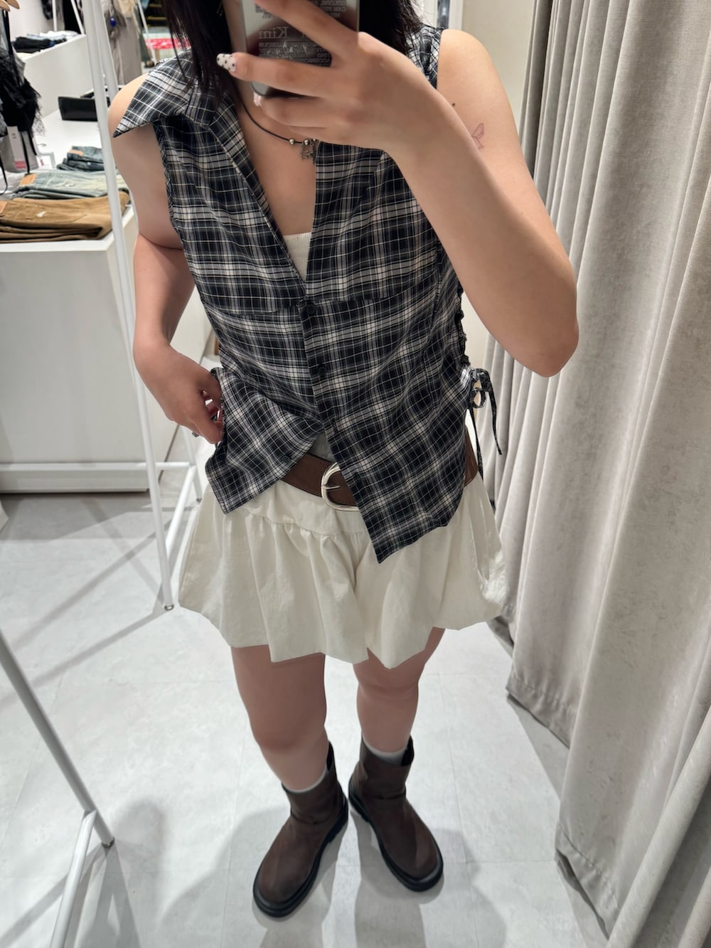 ブラック系のシャツ/ブラウス、ホワイト系のスカート、ホワイト系のキャミソールを着用したレディースの夏コーディネートの2枚目の写真