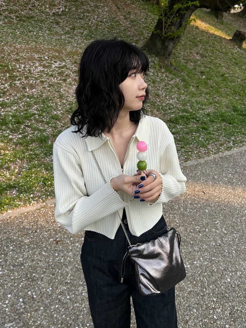 ホワイト系のニット/セーター、ブルー系のデニムパンツ、シルバー系のショルダーバッグを着用したレディースの春コーディネートの3枚目の写真