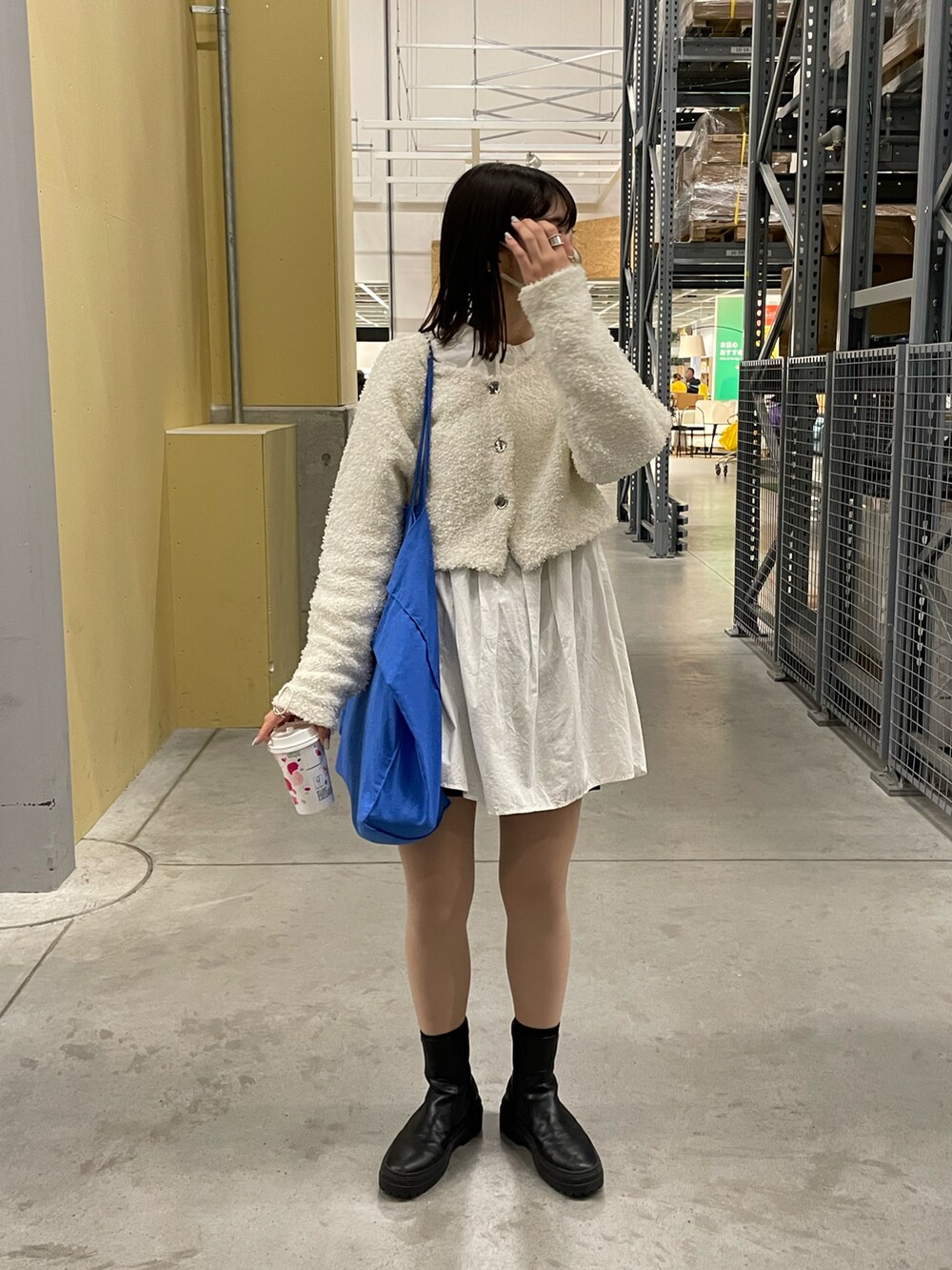 ホワイト系のカーディガン/ボレロ、ブラック系のブーツを着用したレディースの春コーディネートの4枚目の写真