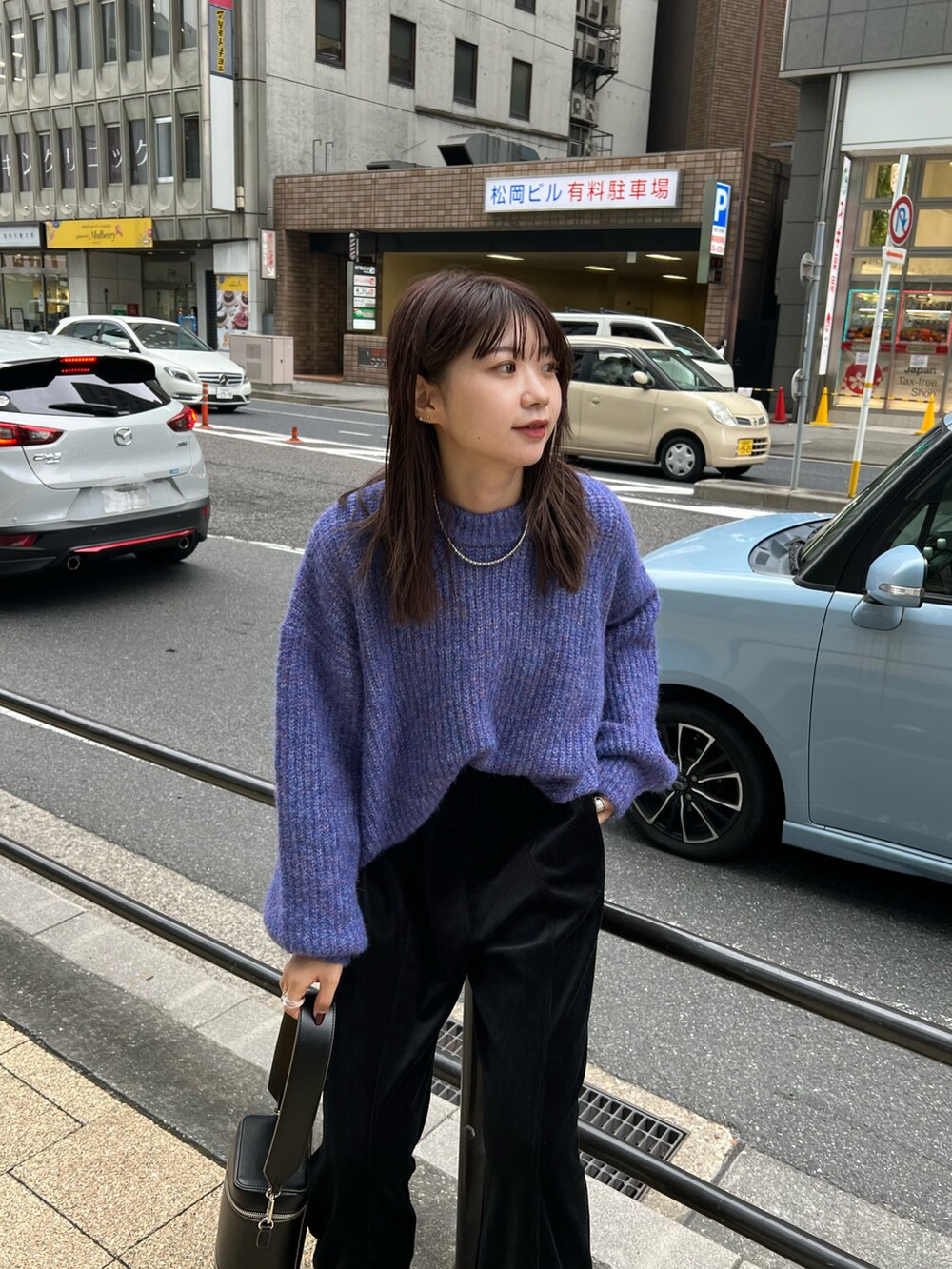 パープル系のニット/セーター、ブラック系のその他パンツ、ブラック系のブーツを着用したレディースの秋コーディネートの2枚目の写真