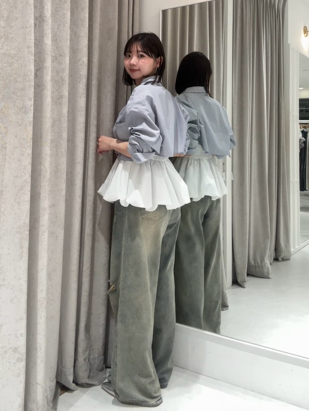 ブルー系のシャツ/ブラウス、ホワイト系のシャツ/ブラウス、ブルー系のデニムパンツを着用したレディースの夏コーディネートの3枚目の写真