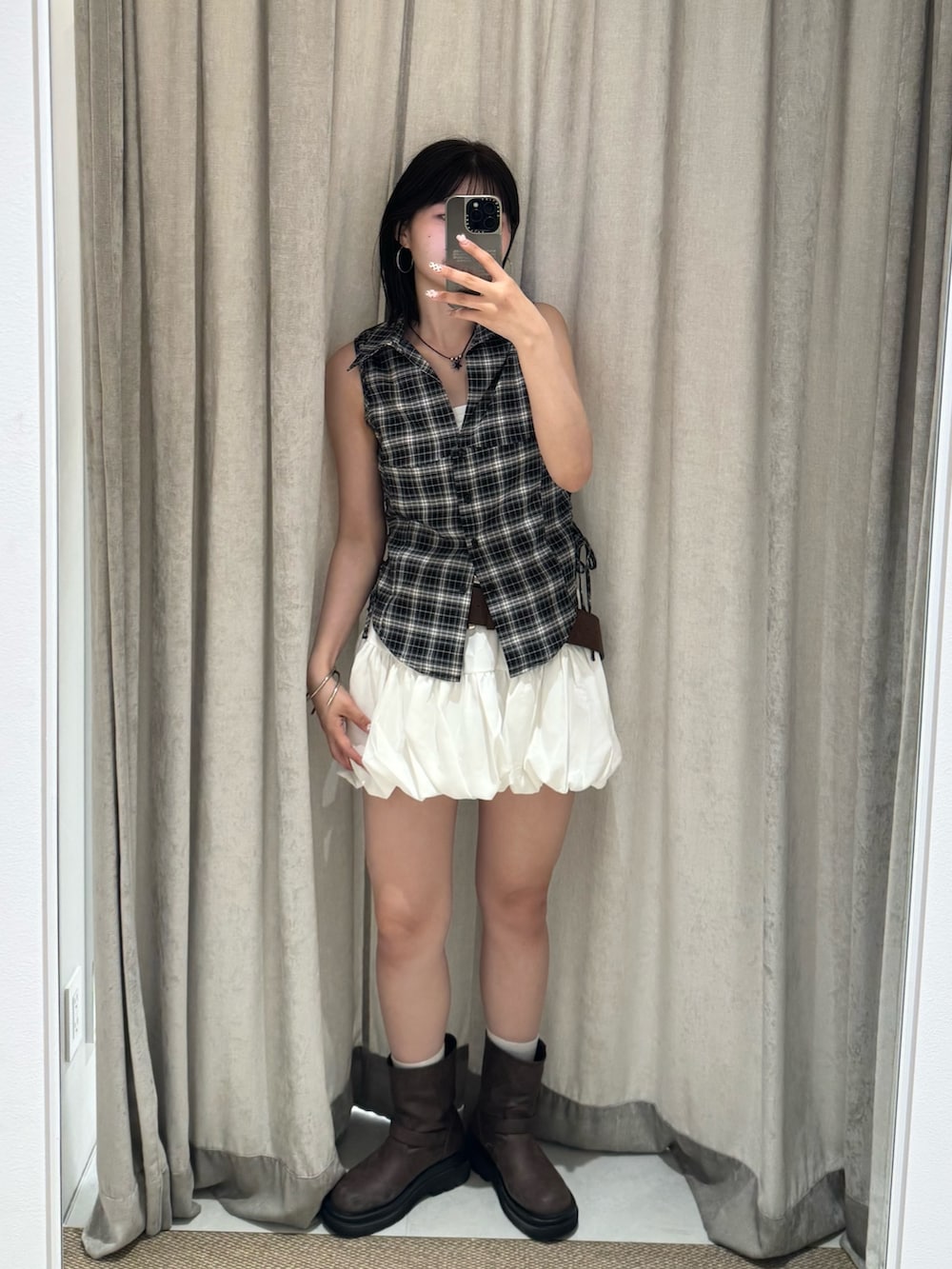 ブラック系のシャツ/ブラウス、ホワイト系のスカート、ホワイト系のキャミソールを着用したレディースの夏コーディネートの3枚目の写真