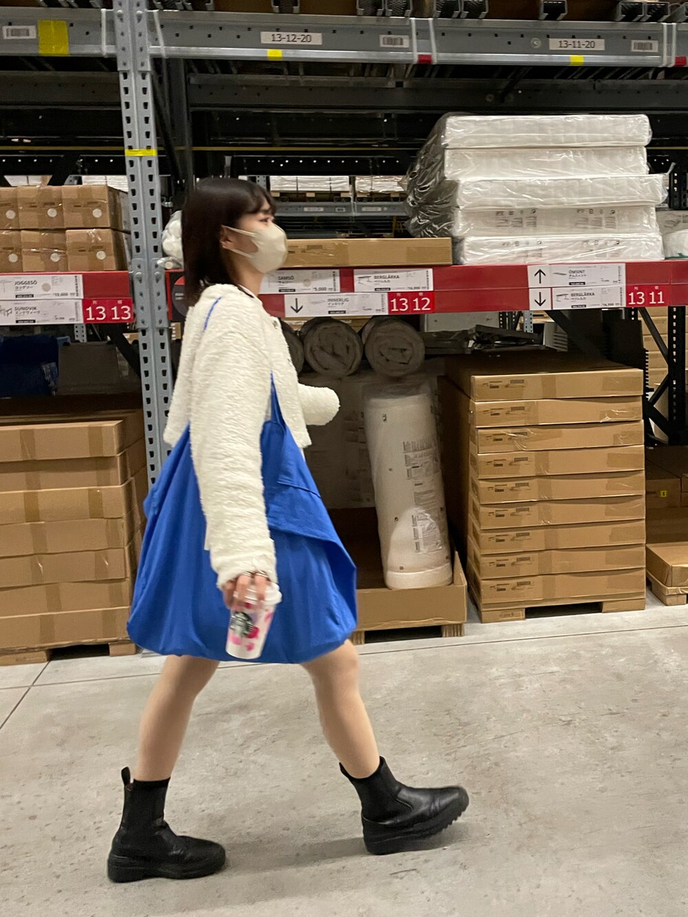 ホワイト系のカーディガン/ボレロ、ブラック系のブーツを着用したレディースの春コーディネートの3枚目の写真