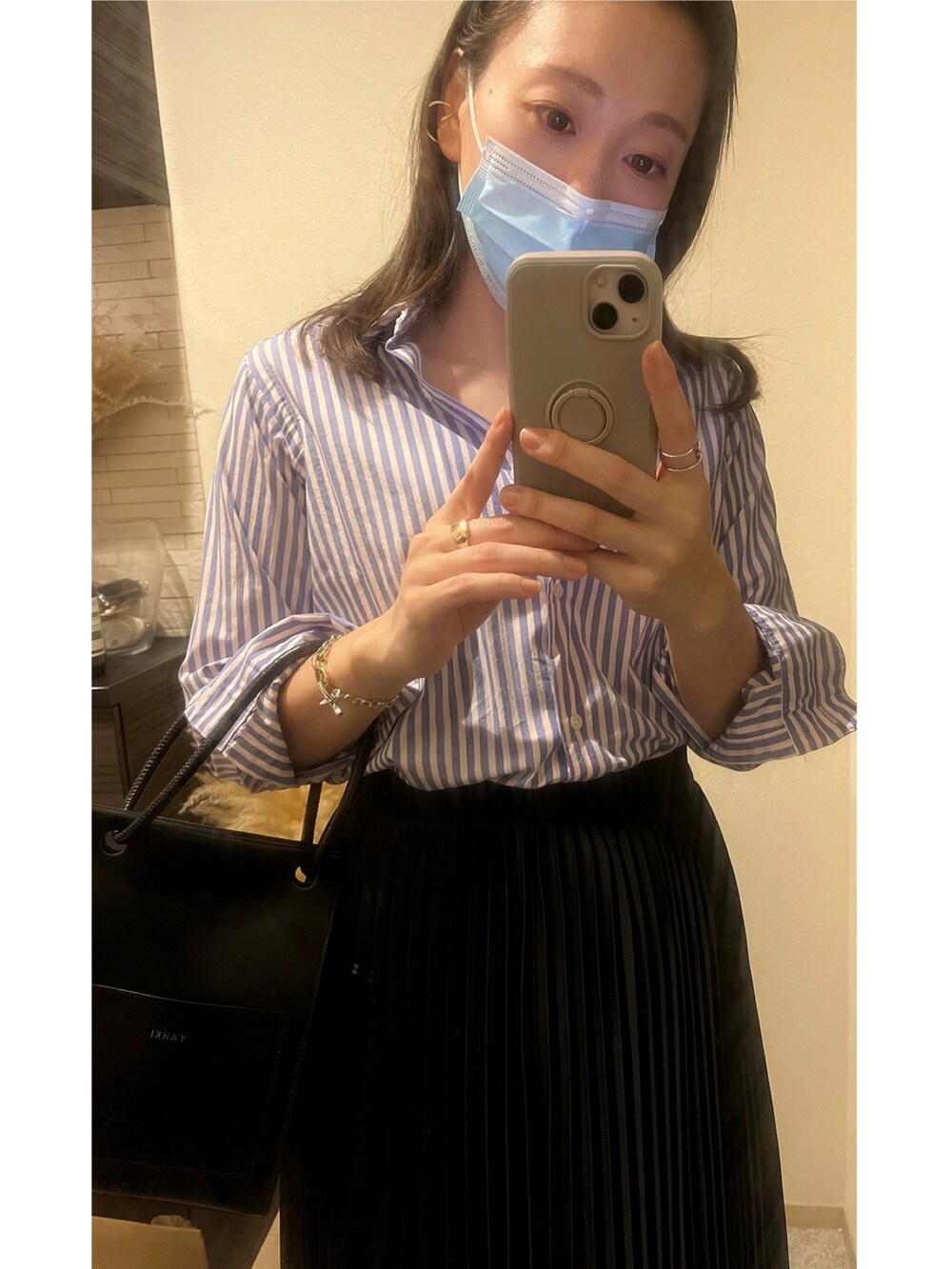 ブラック系のバッグ、ブラック系のスカート、その他のシャツ/ブラウスを着用したレディースの秋コーディネートの2枚目の写真