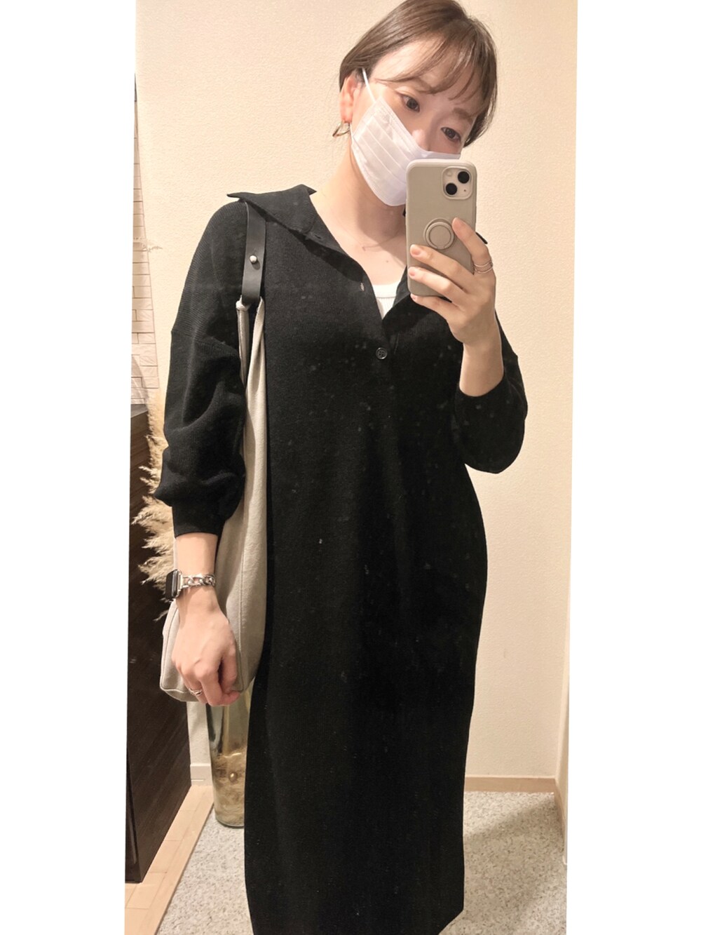 ブラック系のワンピース、ブラック系のブーツを着用したレディースの秋コーディネートの2枚目の写真